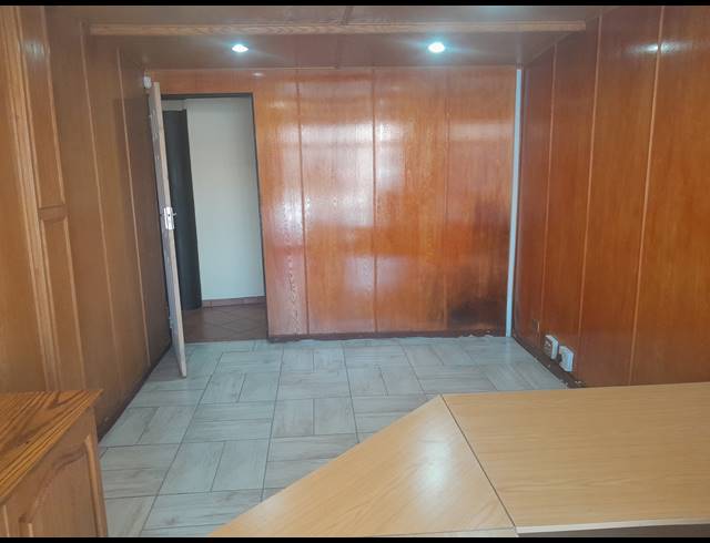 386M² SHOWROOM TO LET IN ALBERTON NORTH